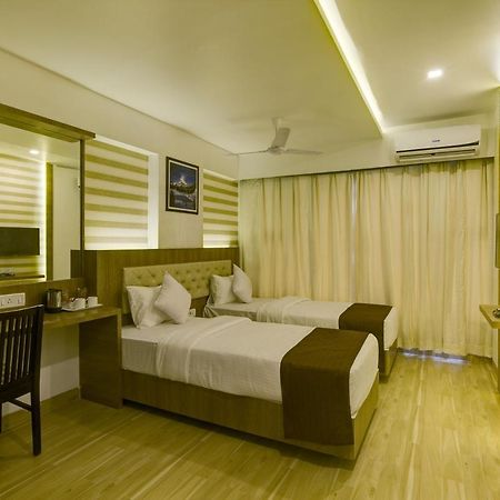 Crown Inn Panvel Bagian luar foto
