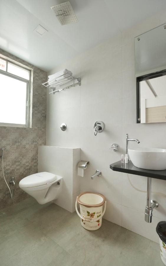 Crown Inn Panvel Bagian luar foto
