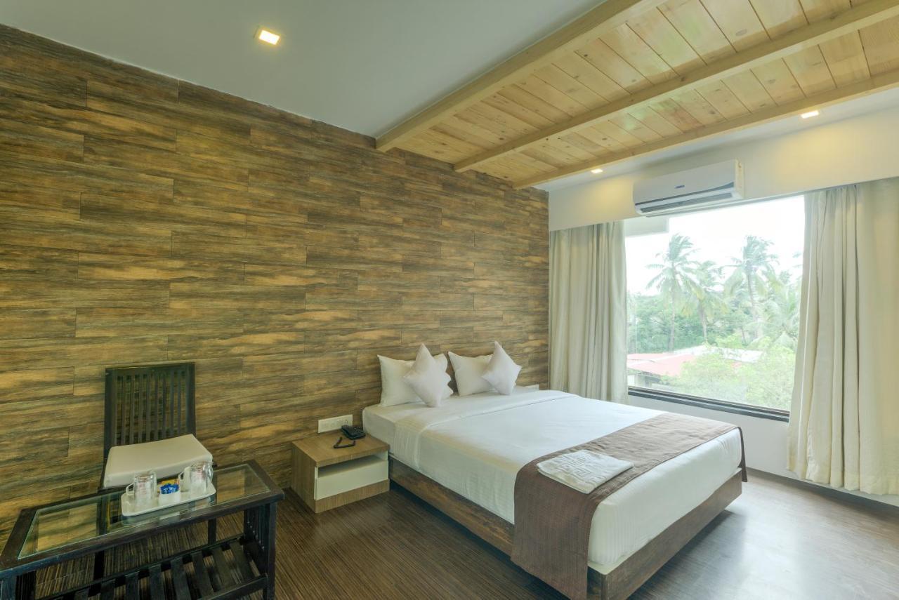 Crown Inn Panvel Bagian luar foto